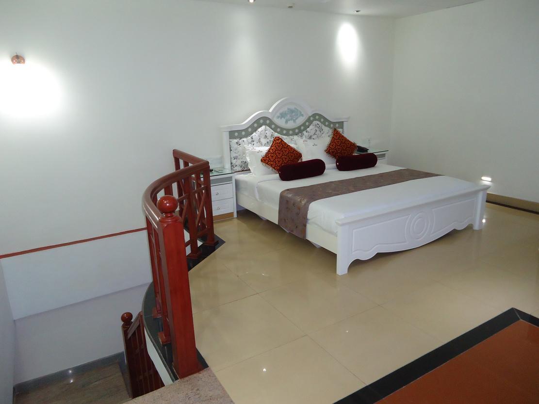 Hotel Hiton Perintalmanna Rum bild